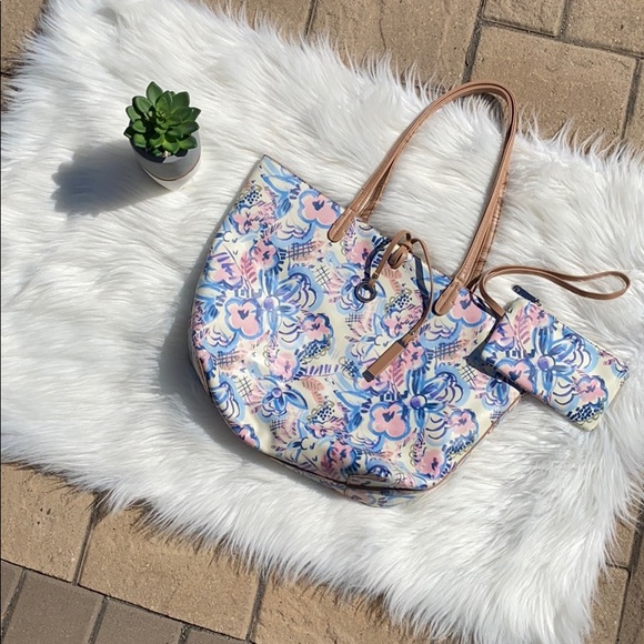 Charming Charlie Handbags - Charming Charlie floral print tote